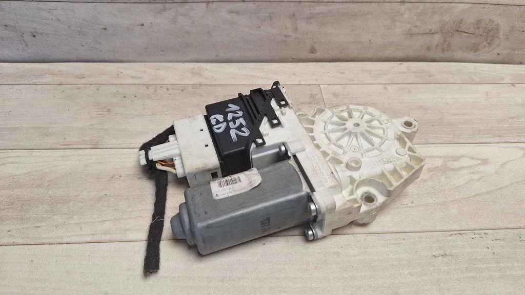 Rear door window regulator motor 997755102