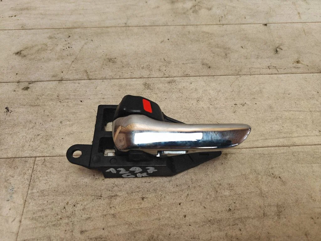 Rear door interior handle – rear left