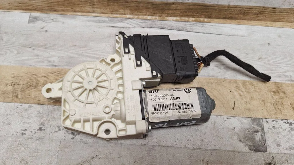Aizmugurējā loga pacēlāja motoriņš 1K0959703B