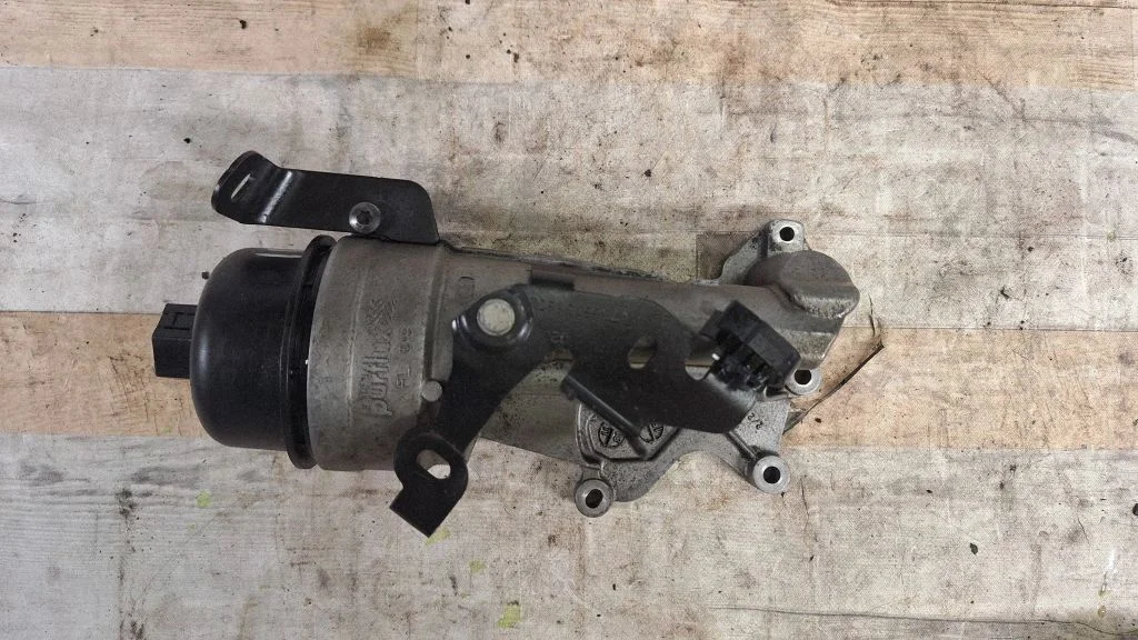 Oil filter mounting bracket – Peugeot 308 (2007-2013)
