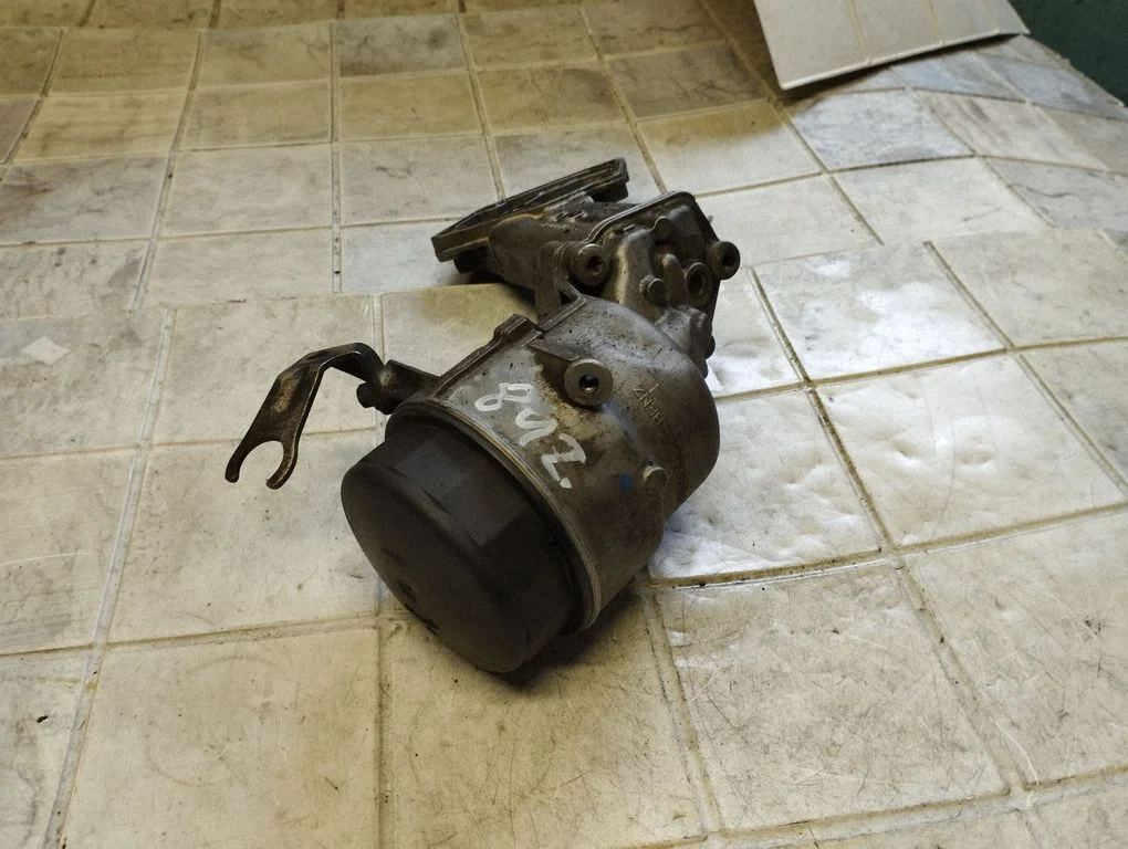 Oil filter mounting bracket A6421800010