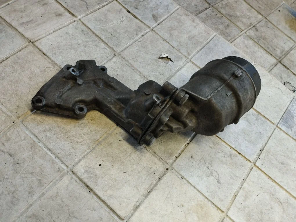 Oil filter mounting bracket A6421800010