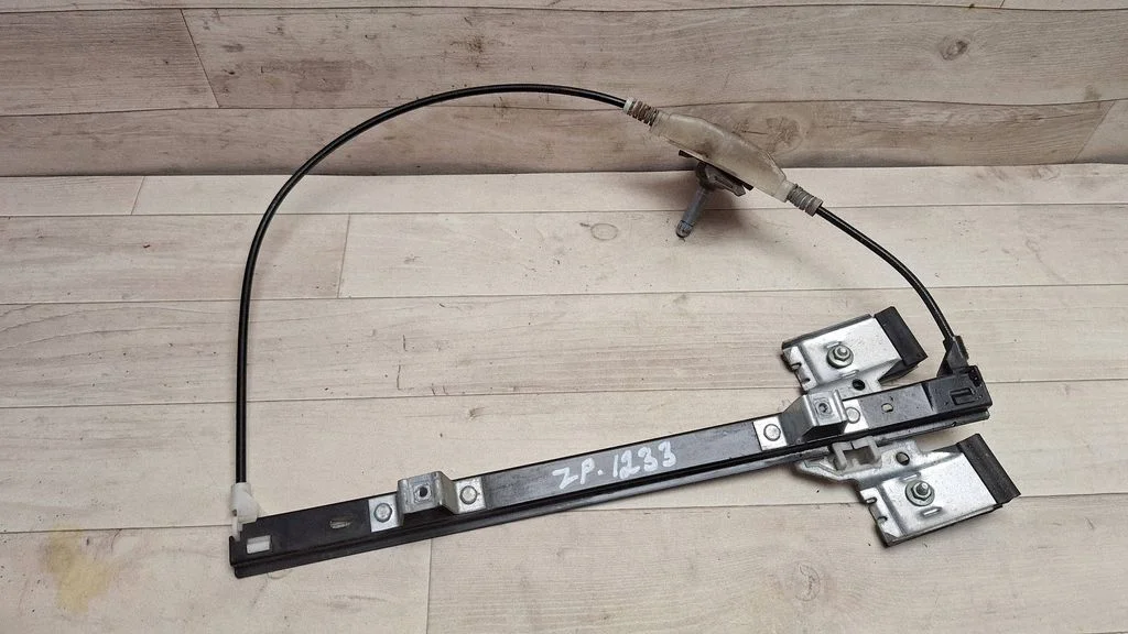 Rear door manual window regulator – rear right