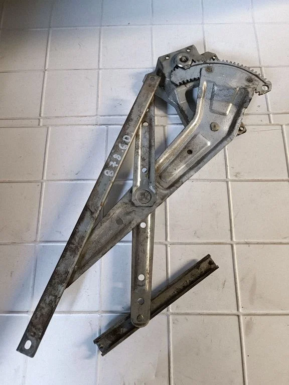 Rear door manual window regulator – rear right