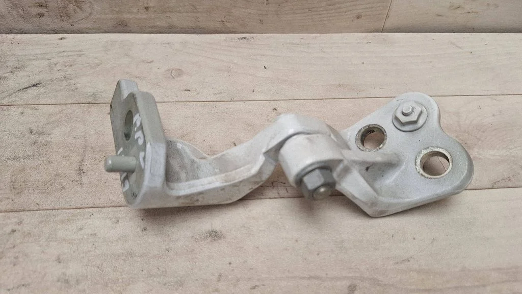 Front door upper hinge – front right