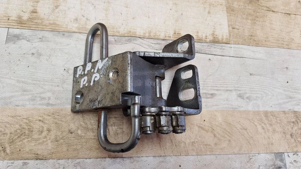 Front door upper hinge – Volkswagen Golf IV (1998-2005)