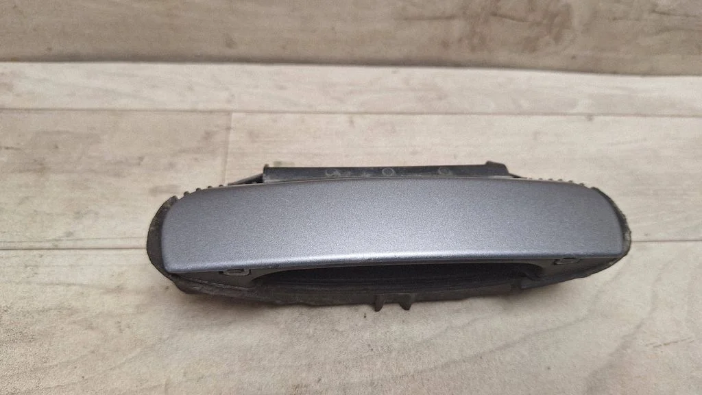 Front door exterior handle – front right