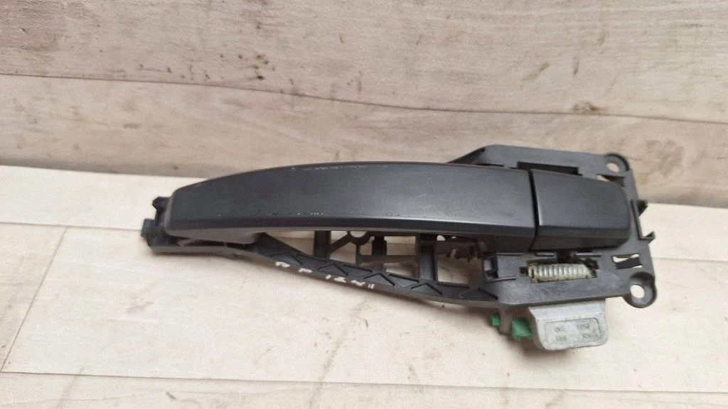 Front door exterior handle – front right