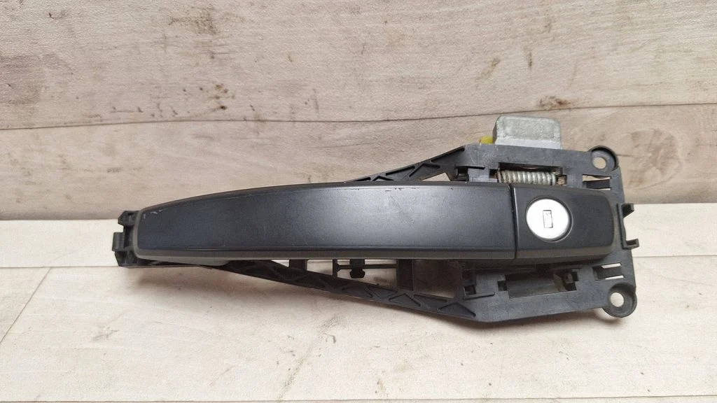 Front door exterior handle – front left
