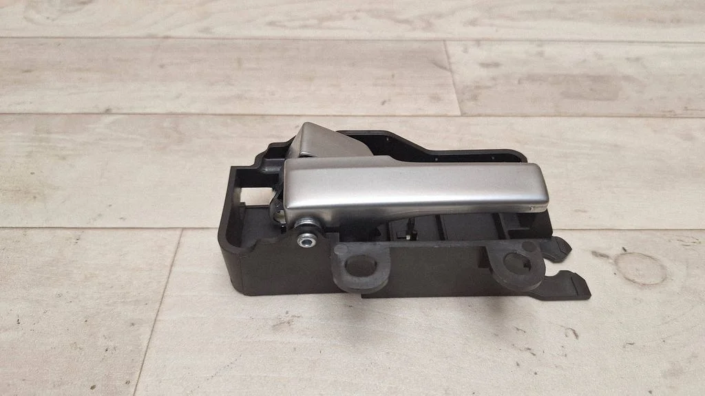 Esiukse sisemine käepide – Ford Focus C-MAX (2003-2010)