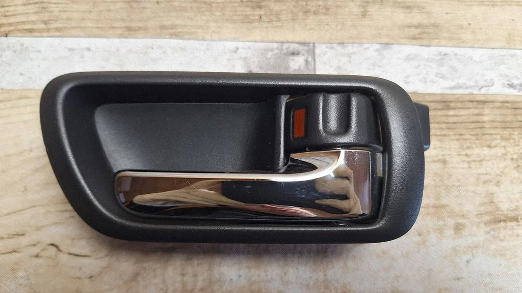 Esiukse sisemine käepide – Toyota Corolla Verso AR10 (2004-2009)