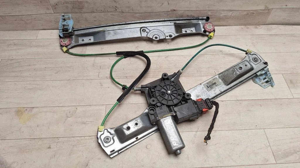 Front door window regulator with motor 541613212