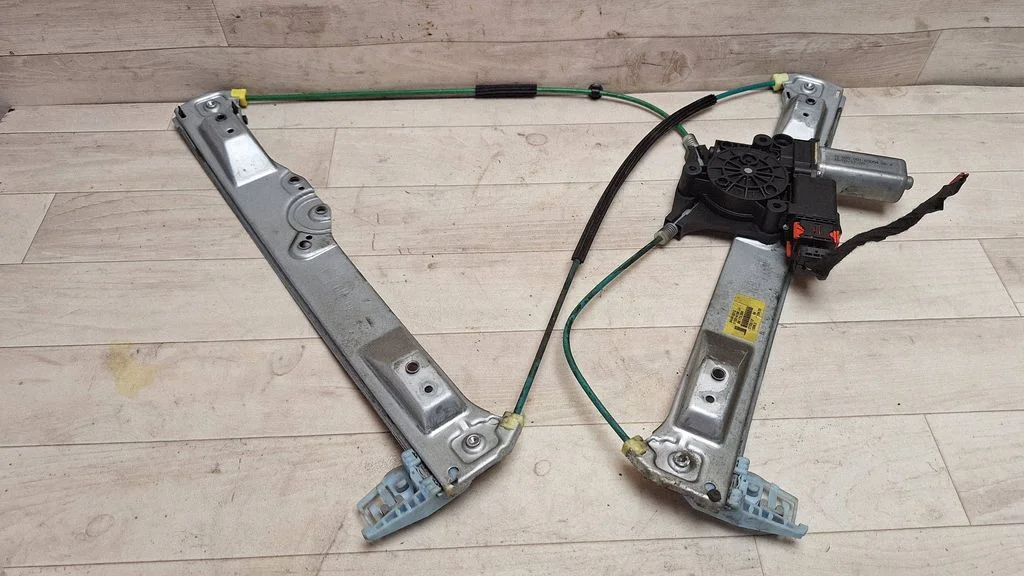 Front door window regulator with motor 541613212