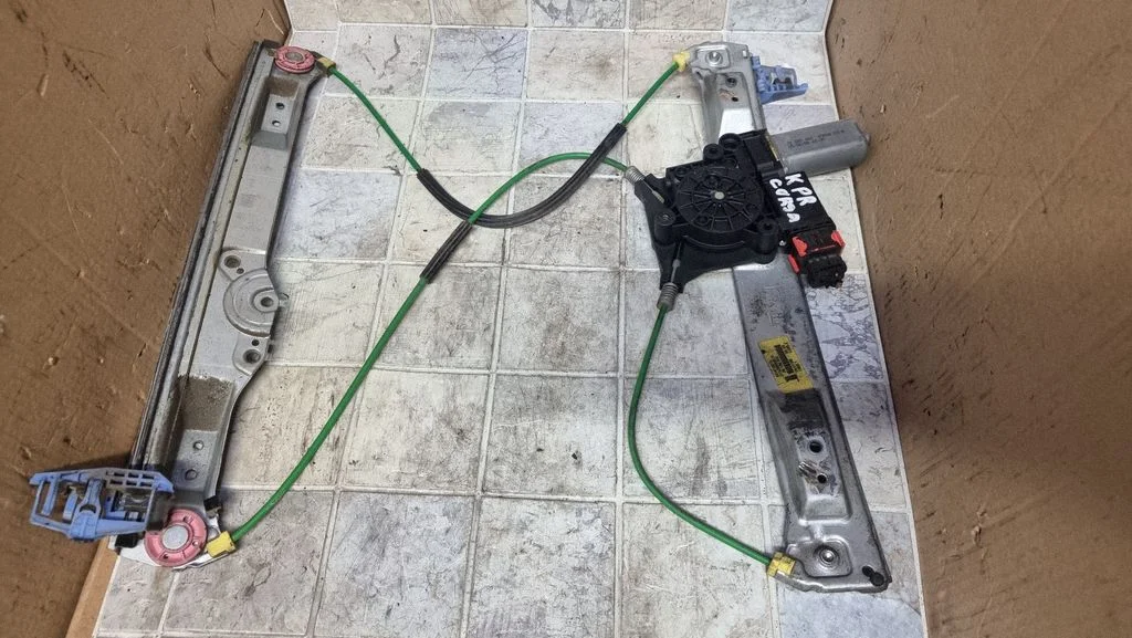 Esiukse elektriline aknatõstuk mootoriga – Opel Corsa D (2006-2014)