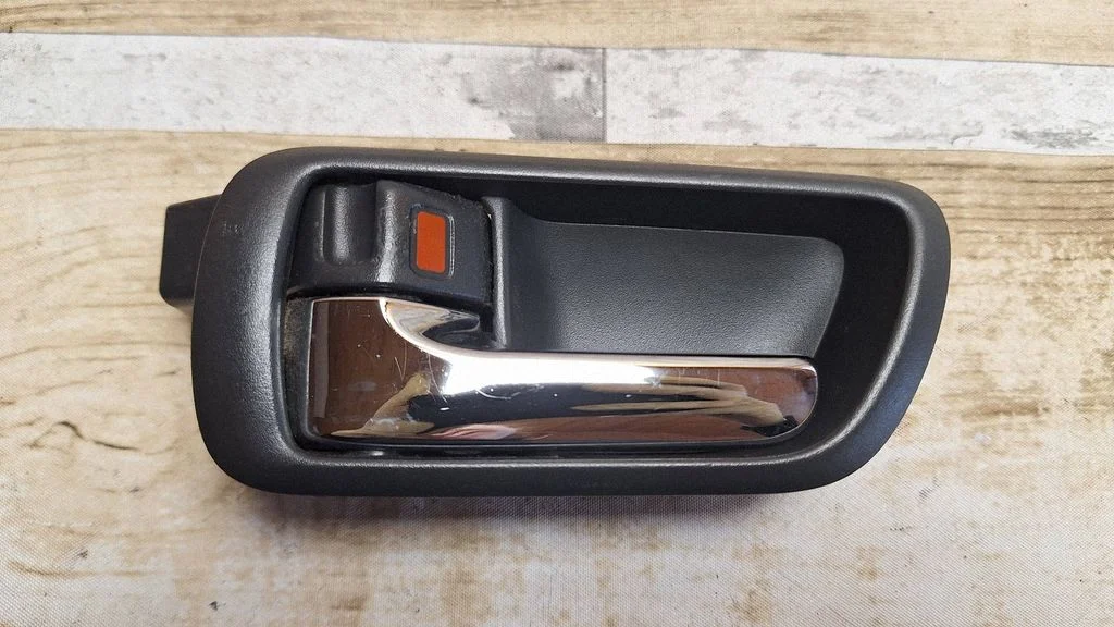Esiukse sisemine käepide – Toyota Corolla Verso AR10 (2004-2009)