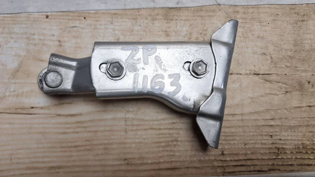 Sliding door upper roller guide/hinge – Toyota Previa (XR30, XR40) II (2000-2006)