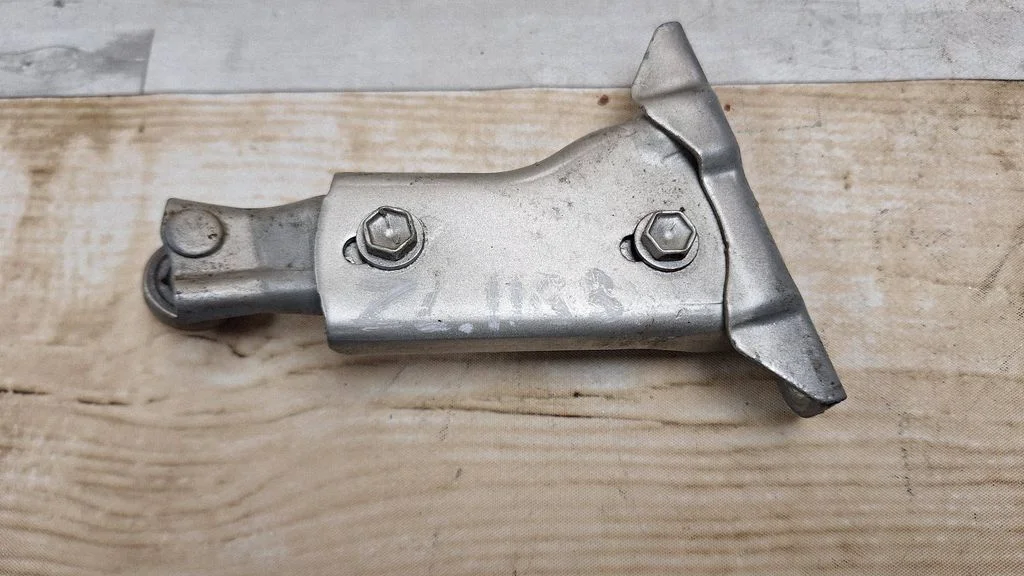 Sliding door upper roller guide/hinge – Toyota Previa (XR30, XR40) II (2000-2006)