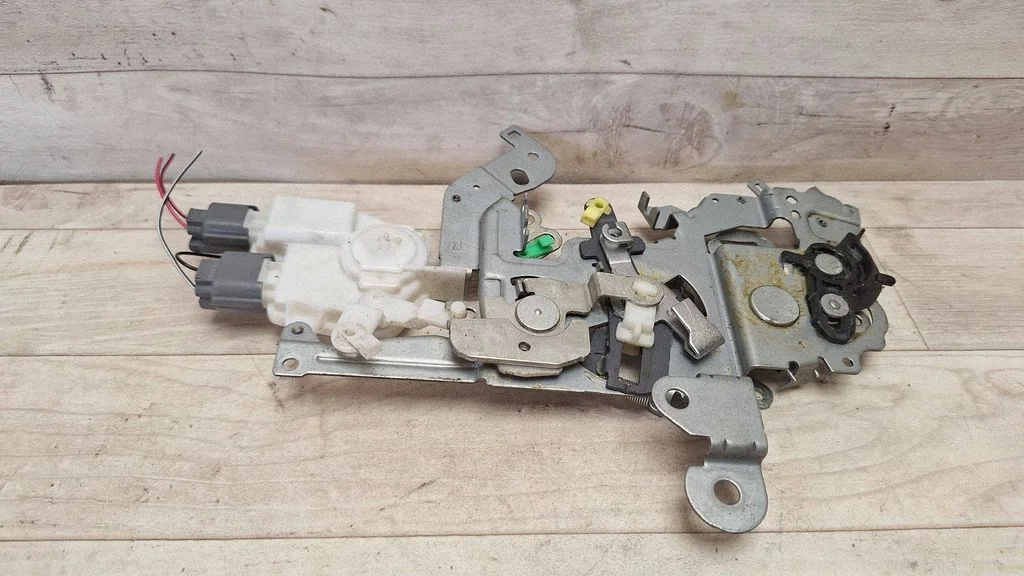 Sliding door lock – Mazda 5 (2005-2010)