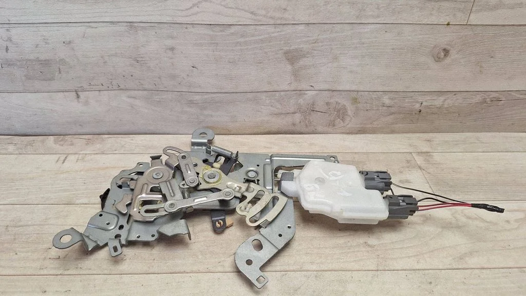 Sliding door lock – Mazda 5 (2005-2010)