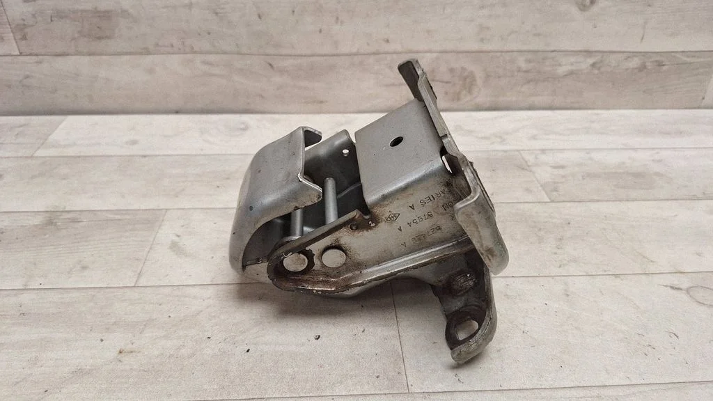 Loading door lower hinge – Opel Vivaro (2001-2014)