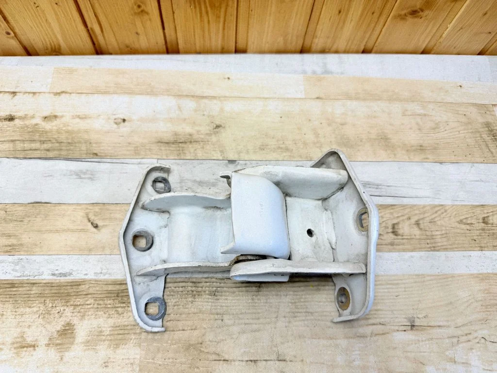 Loading door lower hinge – Renault Trafic II (X83) (2001-2014)