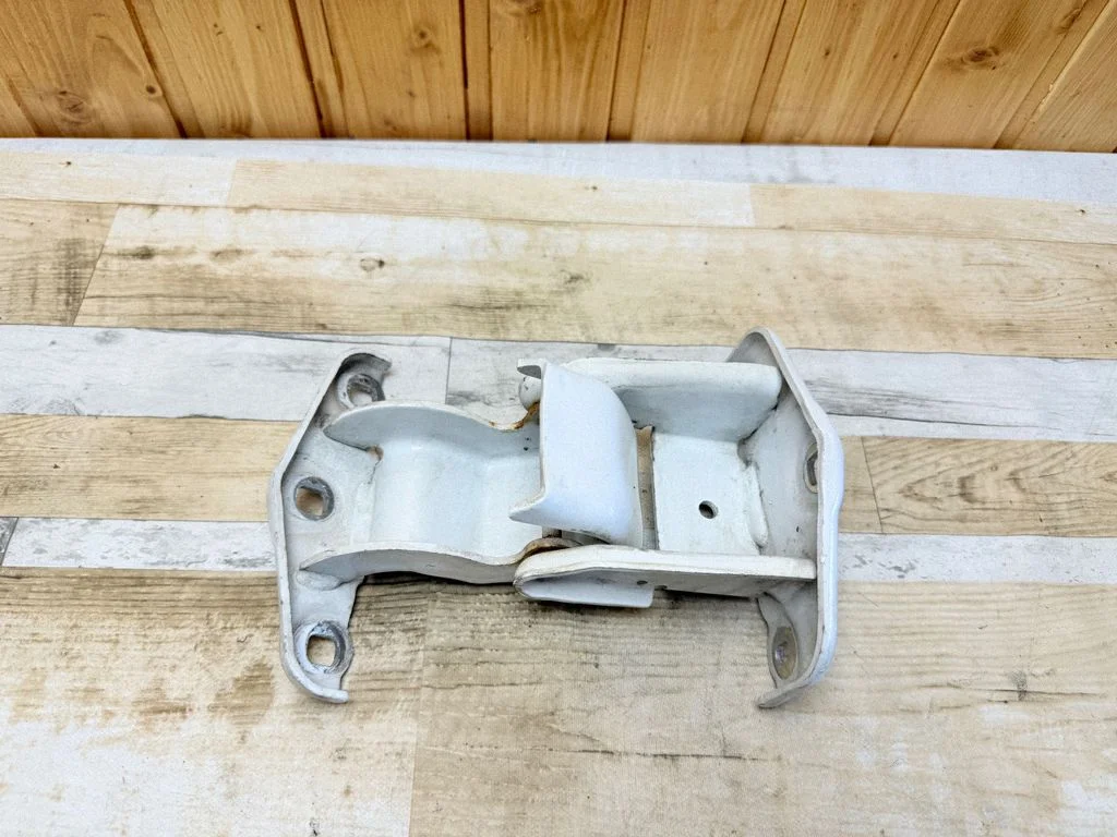 Loading door lower hinge – Renault Trafic II (X83) (2001-2014)