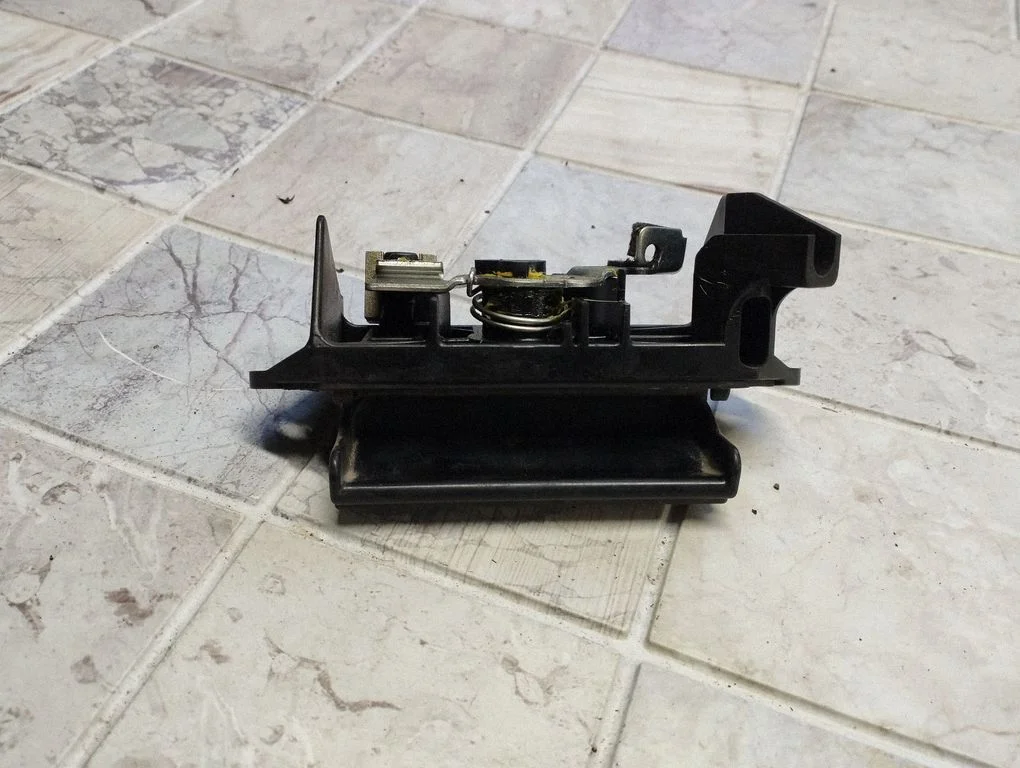 Laadimisukse välimine käepide – Toyota Corolla Verso E121 (2001-2004)