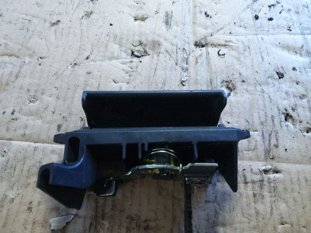 Laadimisukse välimine käepide – Toyota Corolla Verso E121 (2001-2004)