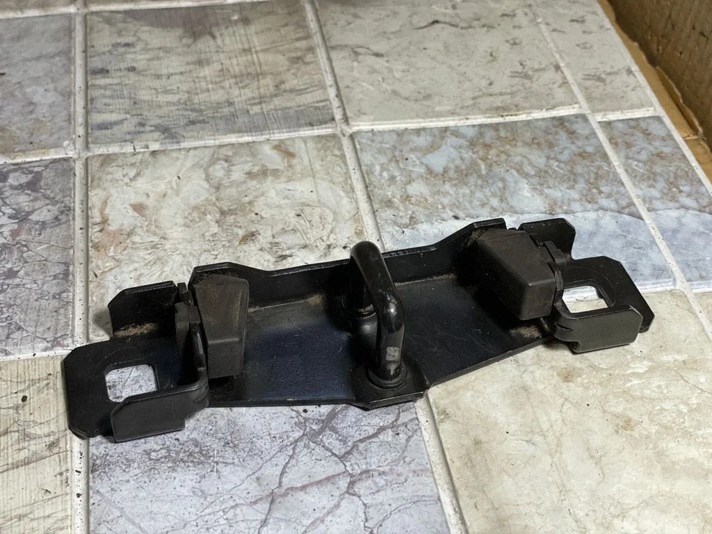 Loading door lock loop/hook striker 3M51R404B12