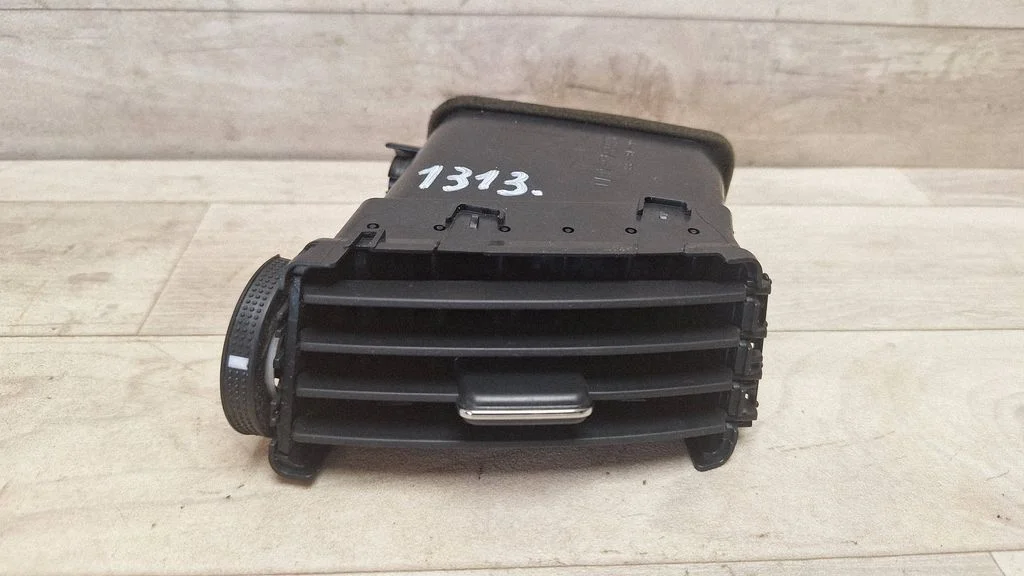 Dash center air vent grill – Toyota Corolla Verso AR10 (2004-2009)