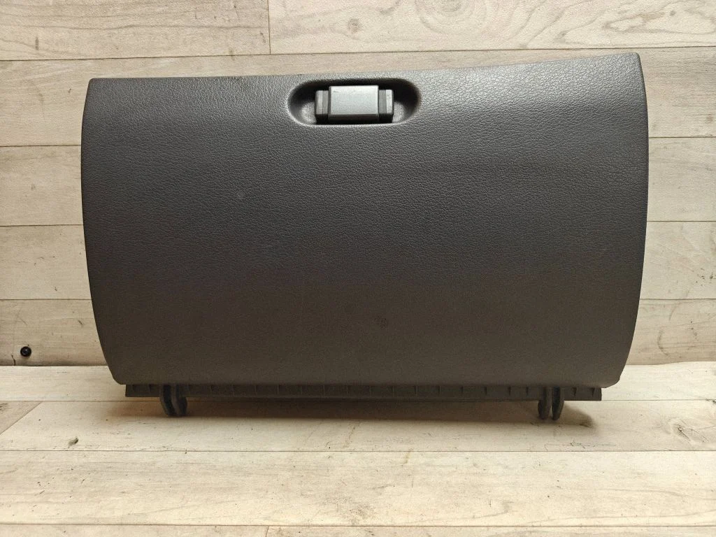 Glove box