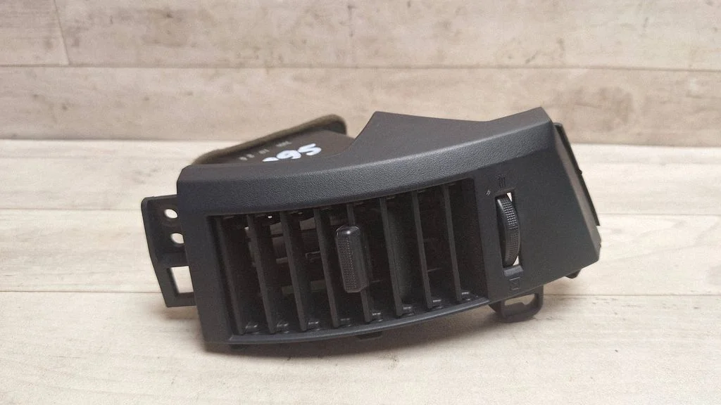 Dashboard side air vent grill/cover trim GM932