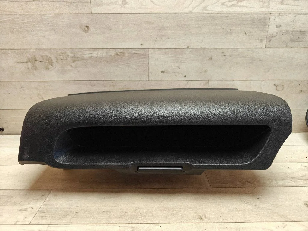 Glove box lid/cover – Nissan Note (E11) (2006-2014)