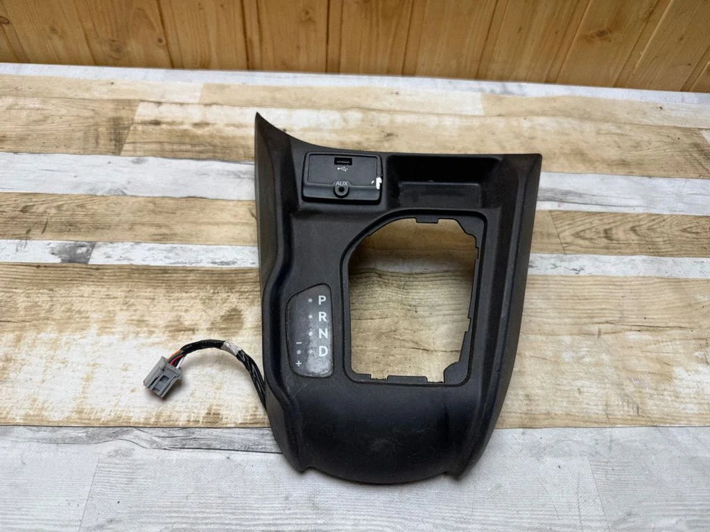 Pārnesumu pārslēga sviras apdare (plastmasas) AA1324P811AG