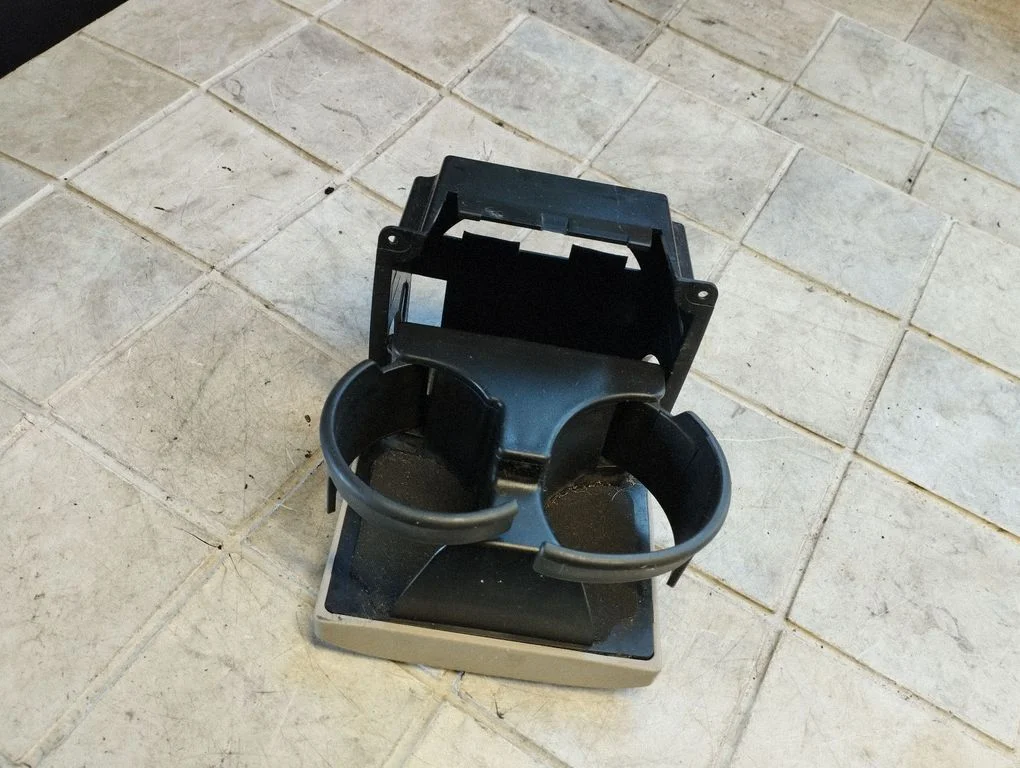 Uchwyt na kubki (przedni) – Subaru Outback (2007-2009)