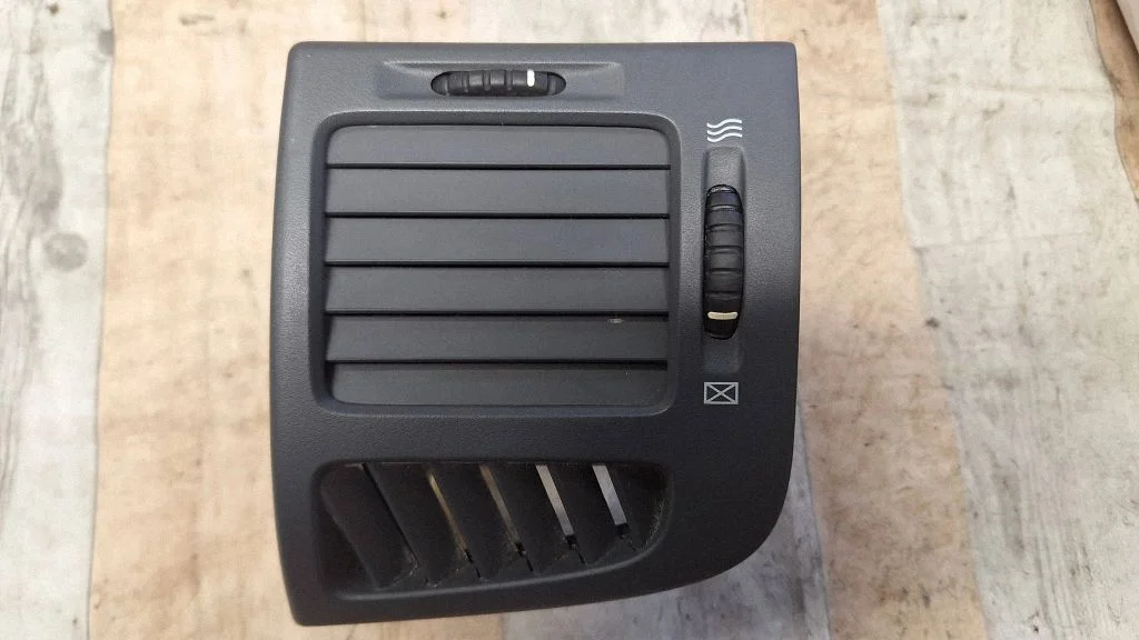 Centre console side trim front
