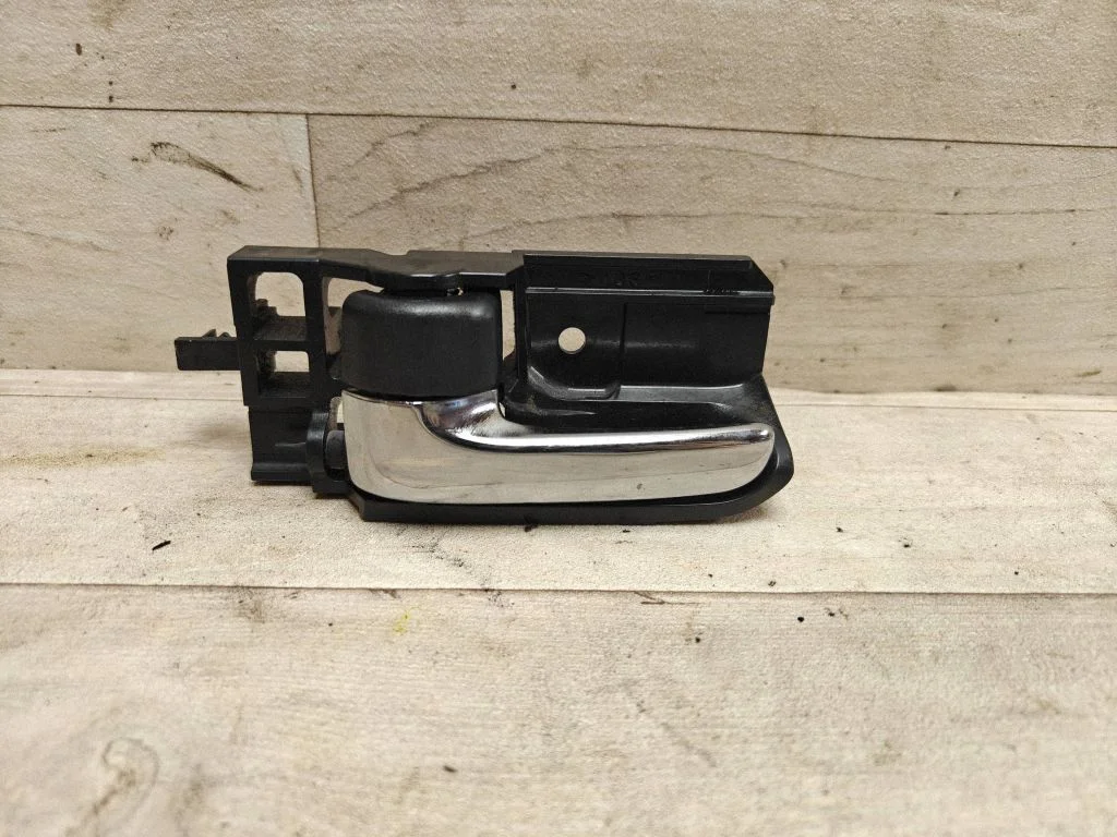 Rear door interior handle trim – Toyota Corolla Verso E121 (2001-2004)