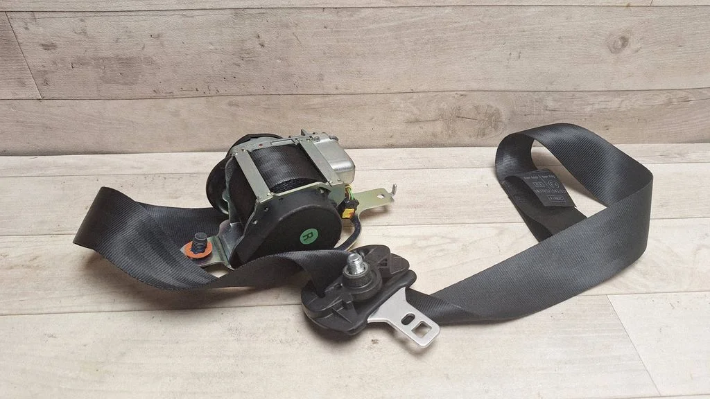 Front seatbelt 888201H700