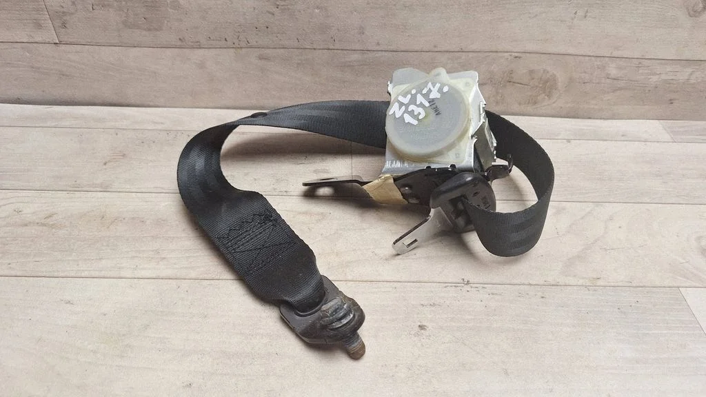Rear seatbelt 045441