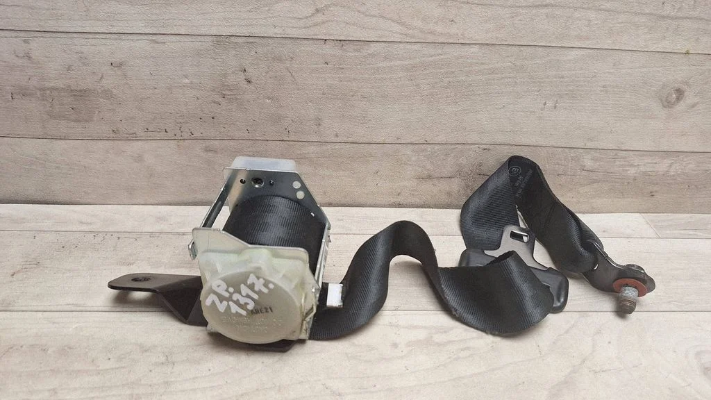 Rear seatbelt 045441