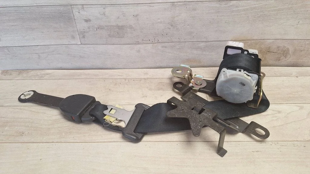 Middle seatbelt (rear) 7D6680