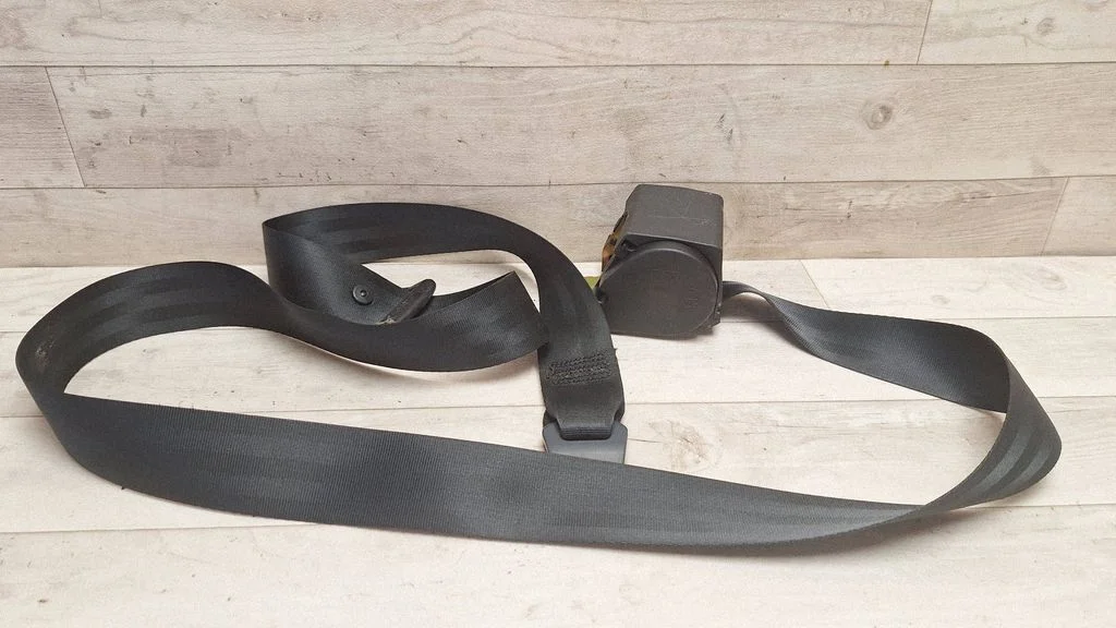 Middle seatbelt (rear) 040140