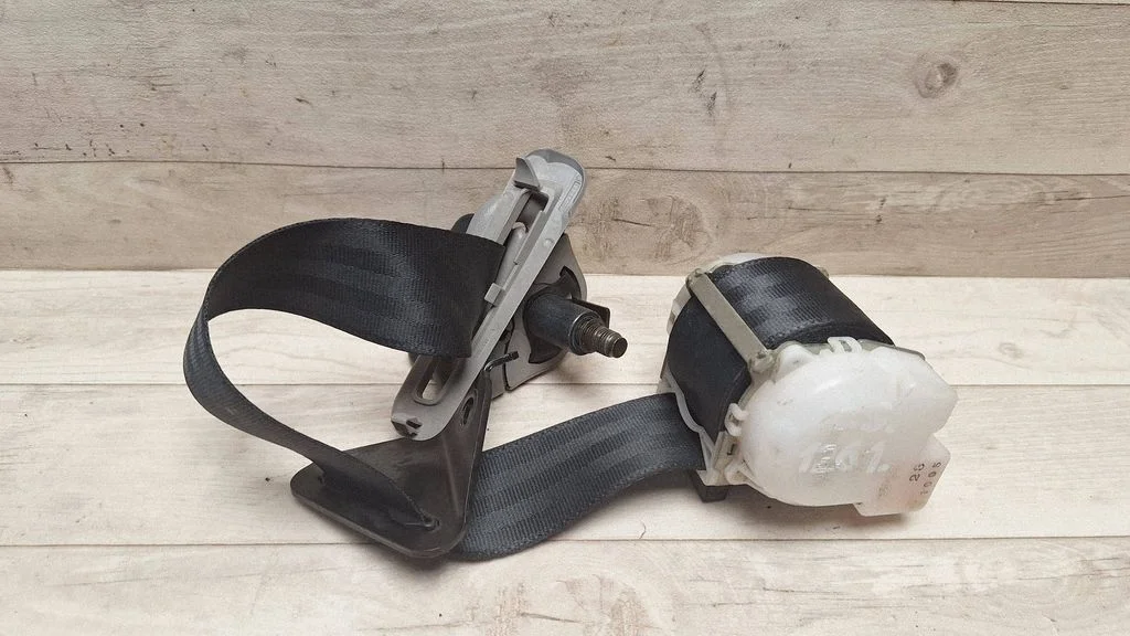 Middle seatbelt (rear) 7E6070