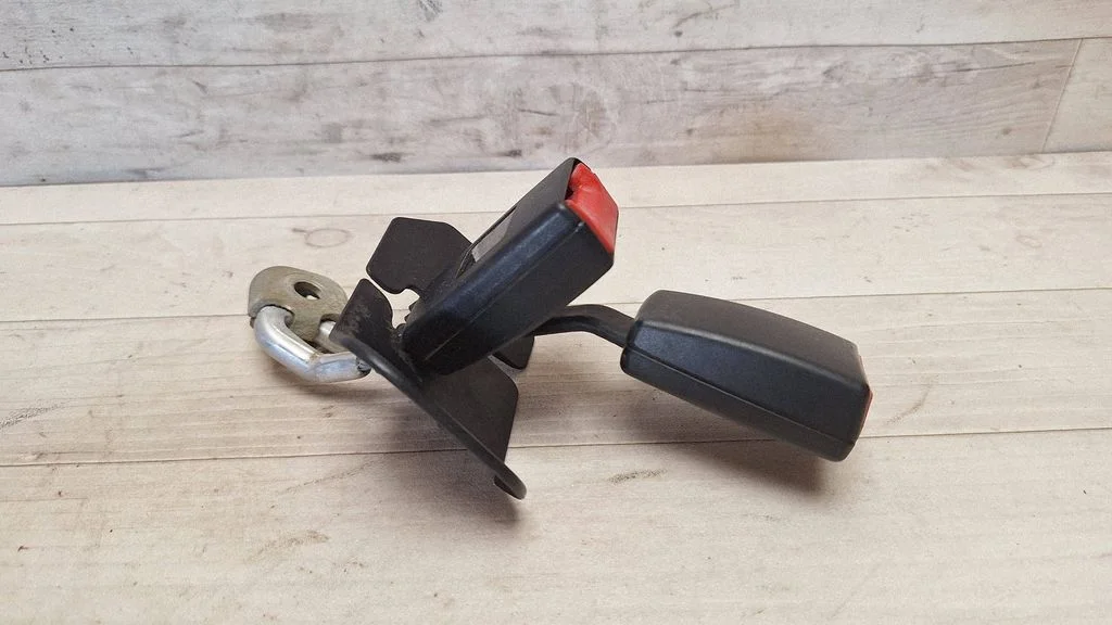Middle seatbelt buckle (rear) 8E085773901C