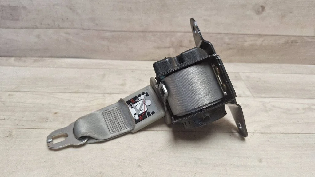 Middle seatbelt (rear) 898602F210