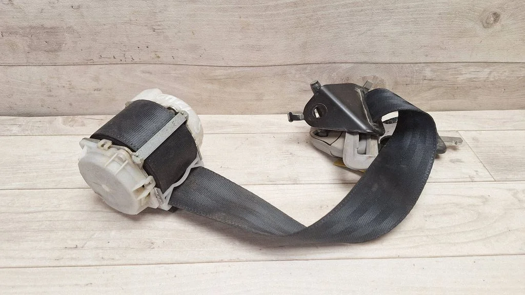 Middle seatbelt (rear) 7E6070