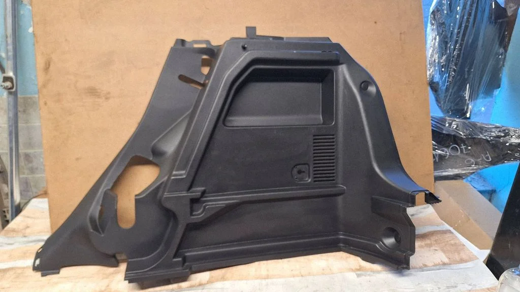 Trunk/boot side trim panel – rear right