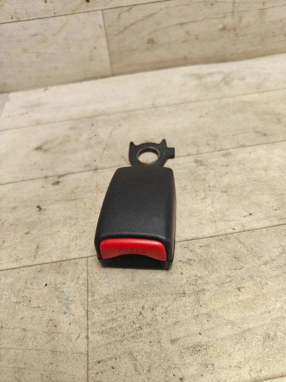 Middle seatbelt buckle (rear)