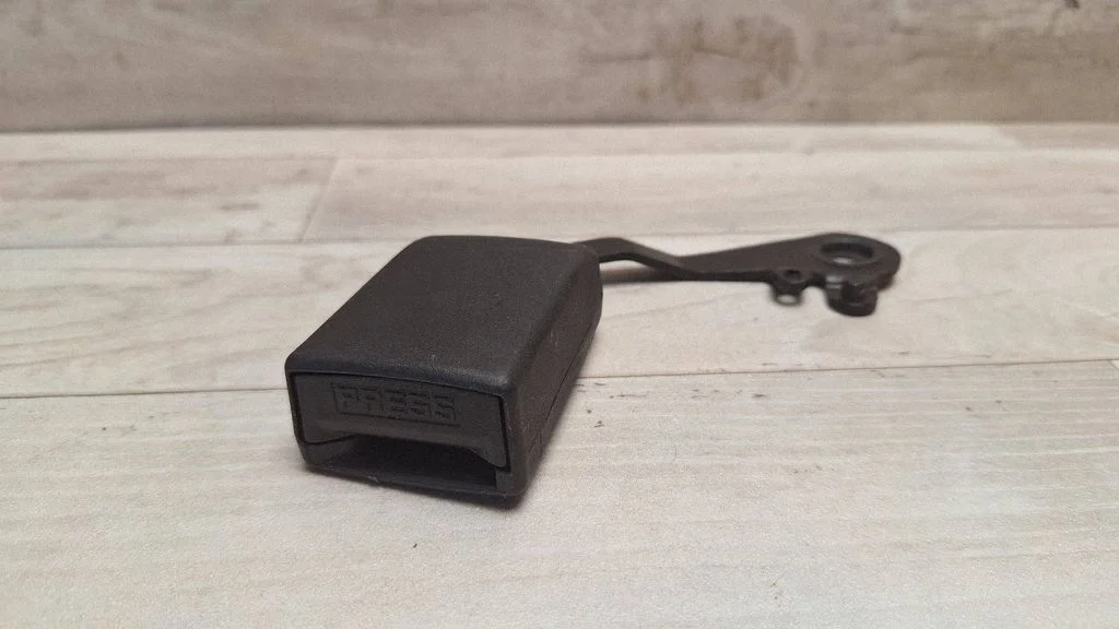 Middle seatbelt buckle (rear) – Citroen C4 Grand Picasso (2007-2013)