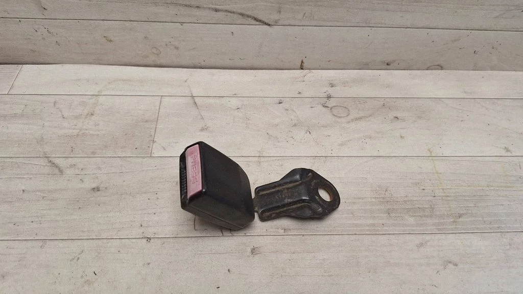 Middle seatbelt buckle (rear) 6005836
